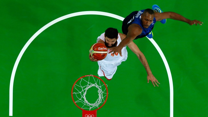 Испанские баскетболисты разгромили Францию в четвертьфинале Игр в Рио
