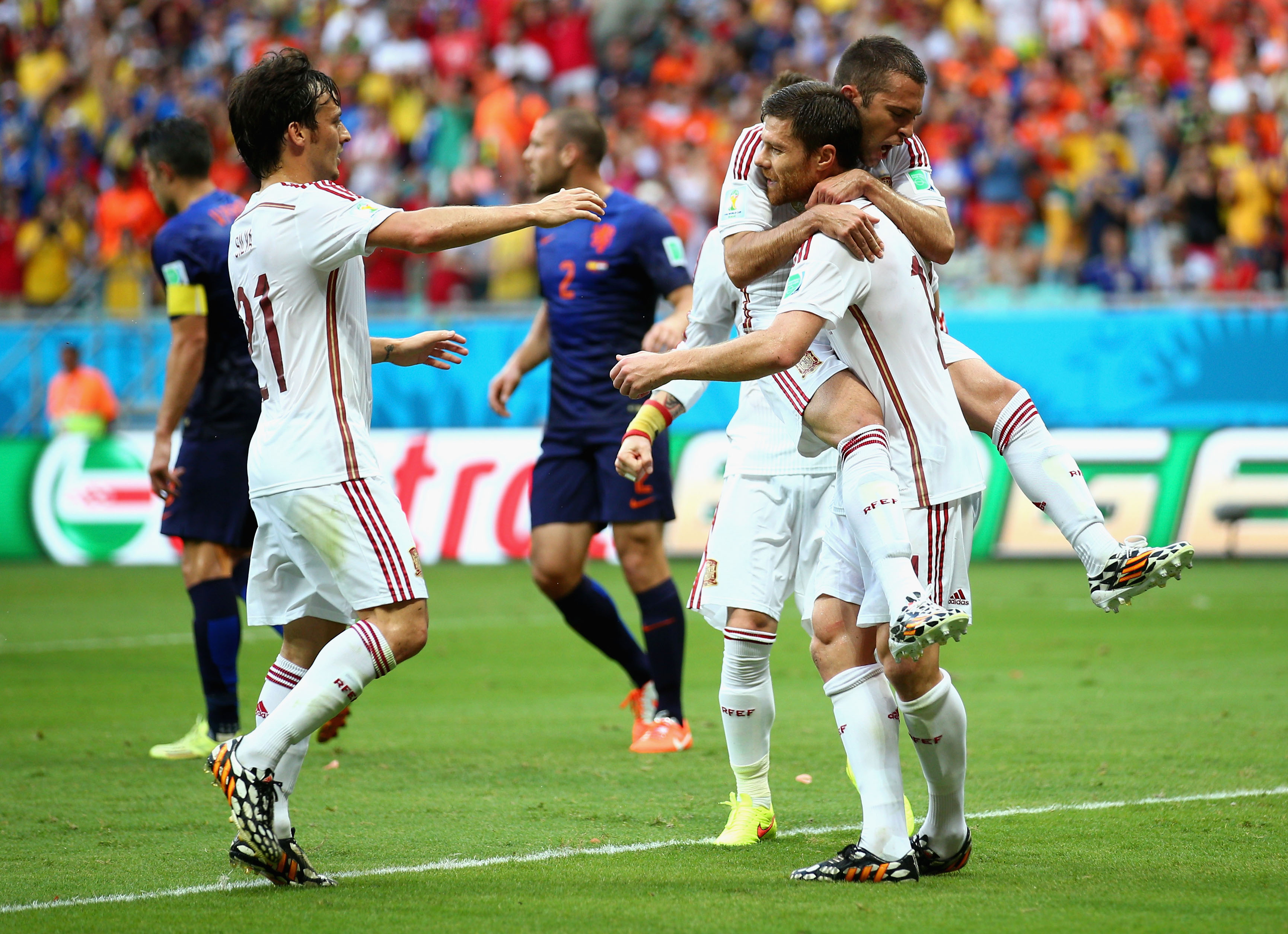 World cup 2014. Хаби Алонсо ЧМ 2014. Нидерланды Испания Хаби Алонсо. Голландия Испания 5 1. Голландия Испания 2014.